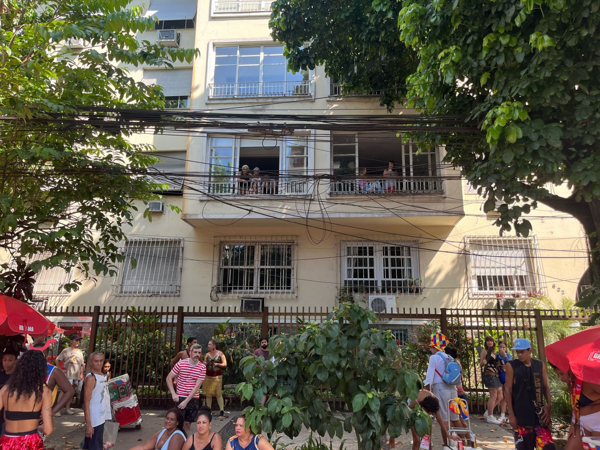 Moradores da Rua Jardim Botânico assistiram o bloco pelas janlas - Fred Vidal / Agência O Dia