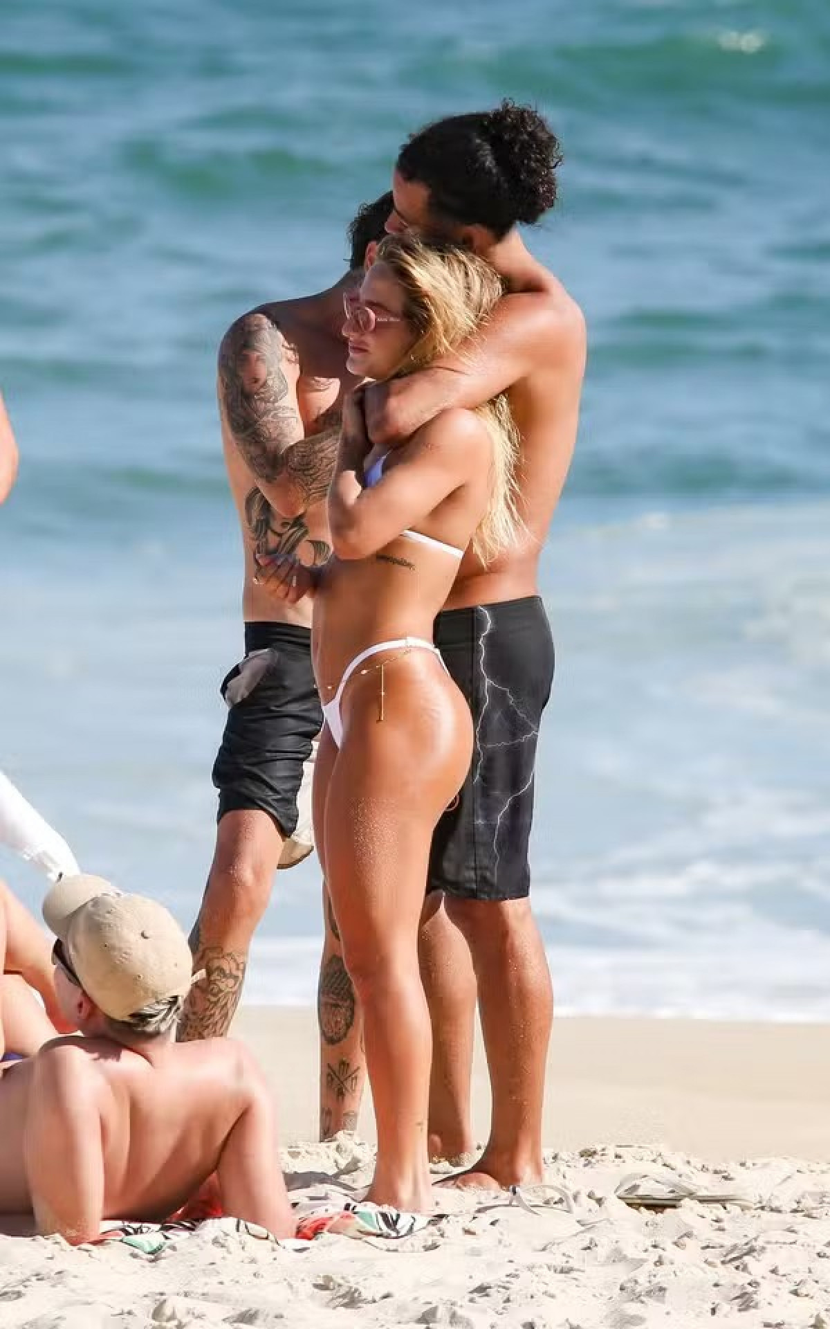 Bruna Griphao e L7 curtem praia abraçadinhos - Dilson Silva/AgNews