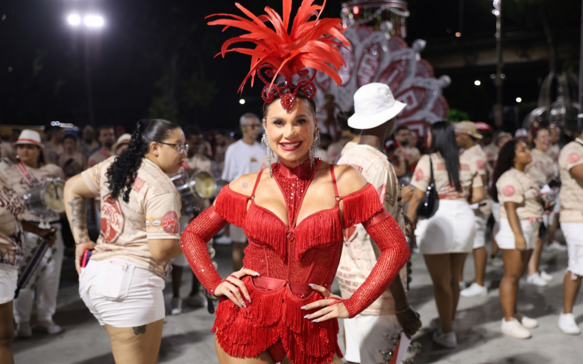 Flávia Alessandra durante ensaio do Salgueiro