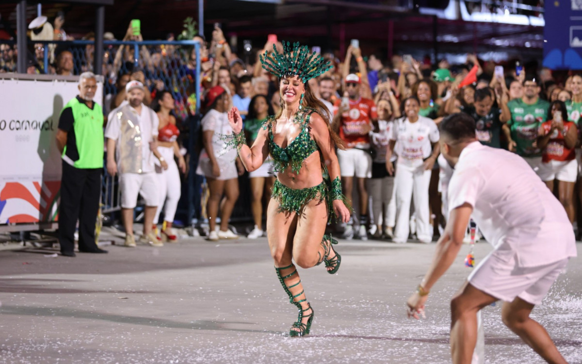 Paolla Oliveira durante ensaio técnico da Grande Rio