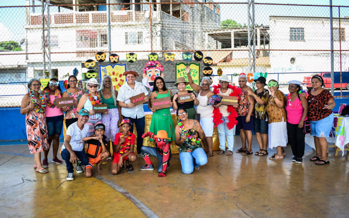 O secretário Diogo Bastos se divertiu com funcionários e com o pessoal que usa o Cras