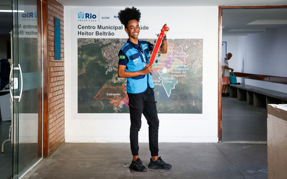 Mestre Marquinhos é diretor de bateria da Paraíso do Tuiuti e agente comunitário de saúde