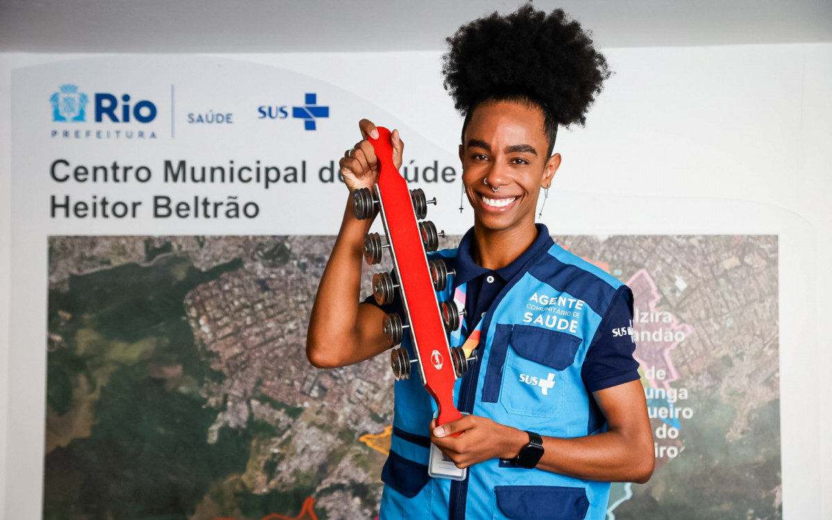 Mestre Marquinhos é diretor de bateria da Paraíso do Tuiuti e agente comunitário de saúde