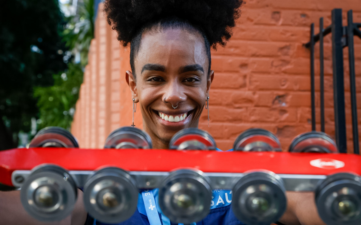 Mestre Marquinhos é diretor de bateria da Paraíso do Tuiuti e agente comunitário de saúde