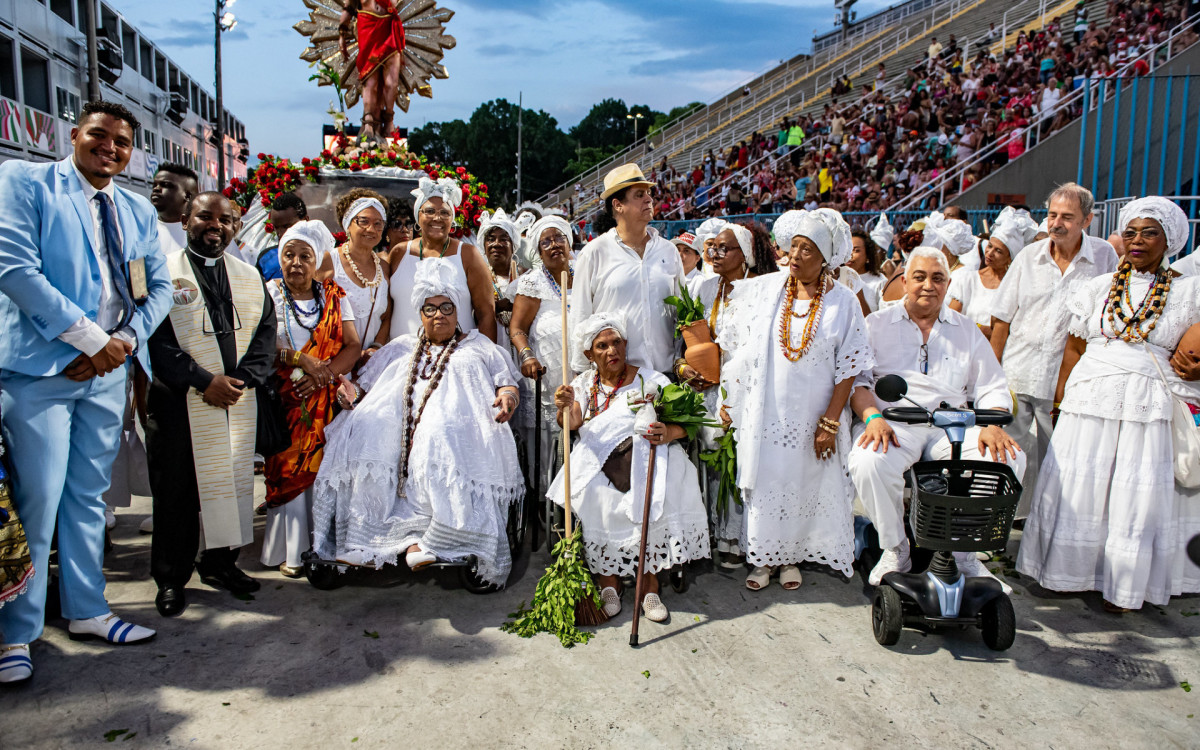 O ritual da lavagem traz renovação e fé para abrir o Carnaval