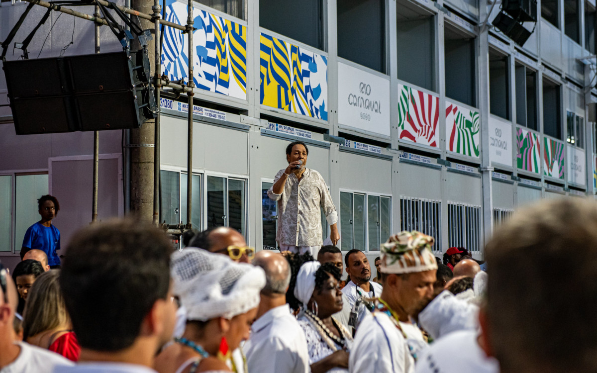 O ritual da lavagem abriu o último dia de ensaios na Sapucaí