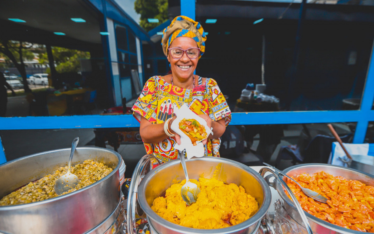 A baiana Dilma Melo mora em Meriti há 12 anos e faz sucesso com o tempero famoso do seu acarajé