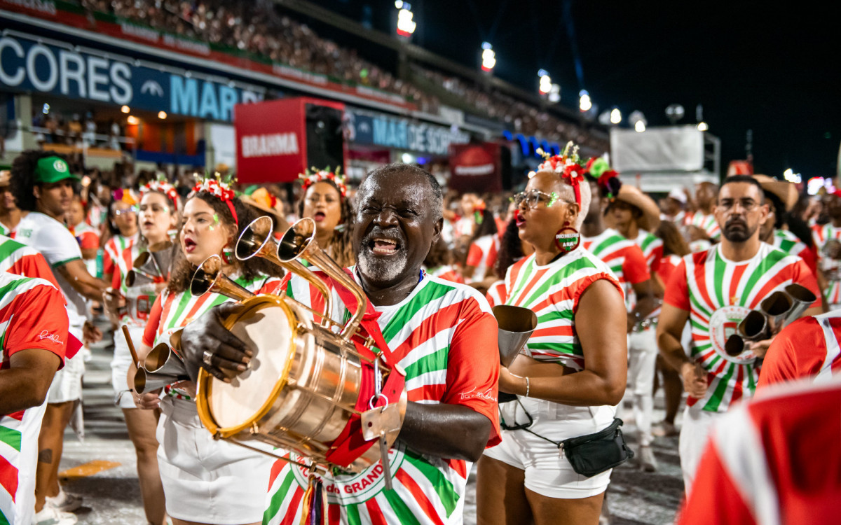 Bateria da Grande Rio deu show no domingo (23)