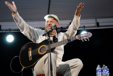 João Bosco entrega show inesquecível no quintal do Museu Casa Darcy Ribeiro, em Maricá