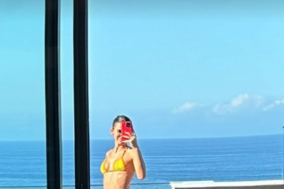 Solteira, Bruna Marquezine posa de biquíni amarelo e reflete: 'Deve ser horrível não ser carioca'