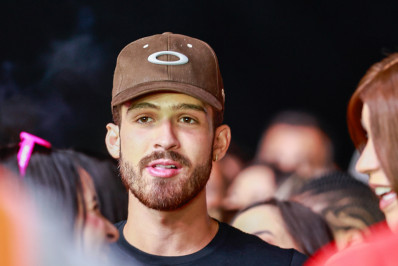 Solteiro, João Guilherme curte show de Anitta em São Paulo