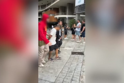 Policiais fantasiados prendem ladrões de celular no pré-carnaval