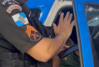 Bombeiro aposentado é preso em flagrante após tirar fotos das partes íntimas de criança