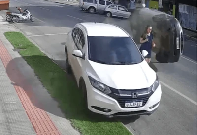 Veículo bate em carro estacionado, capota e mulher escapa por pouco de acidente em SC