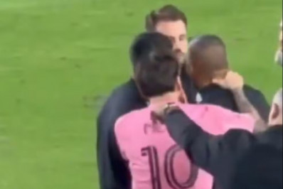 Vídeo! Messi se irrita e segura membro da comissão técnica rival pelo pescoço
