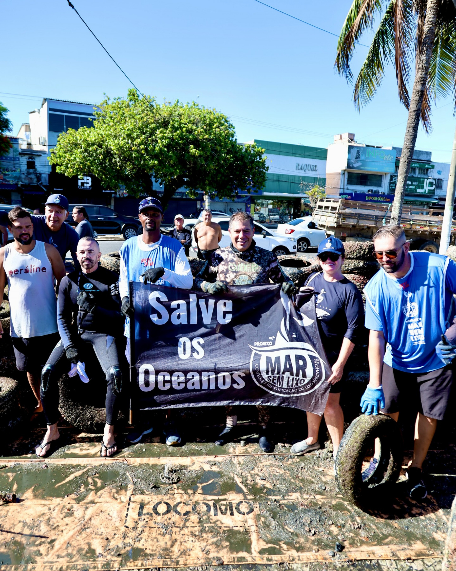 A mobilização foi realizada em parceria com a ONG Mar sem Lixo e contou com o apoio de mergulhadores, equipes de canoa havaiana, Corpo de Bombeiros, Marinha do Brasil e Guarda Marítima. O vice-prefeito, Miguel Alencar, também participou - ASCOM