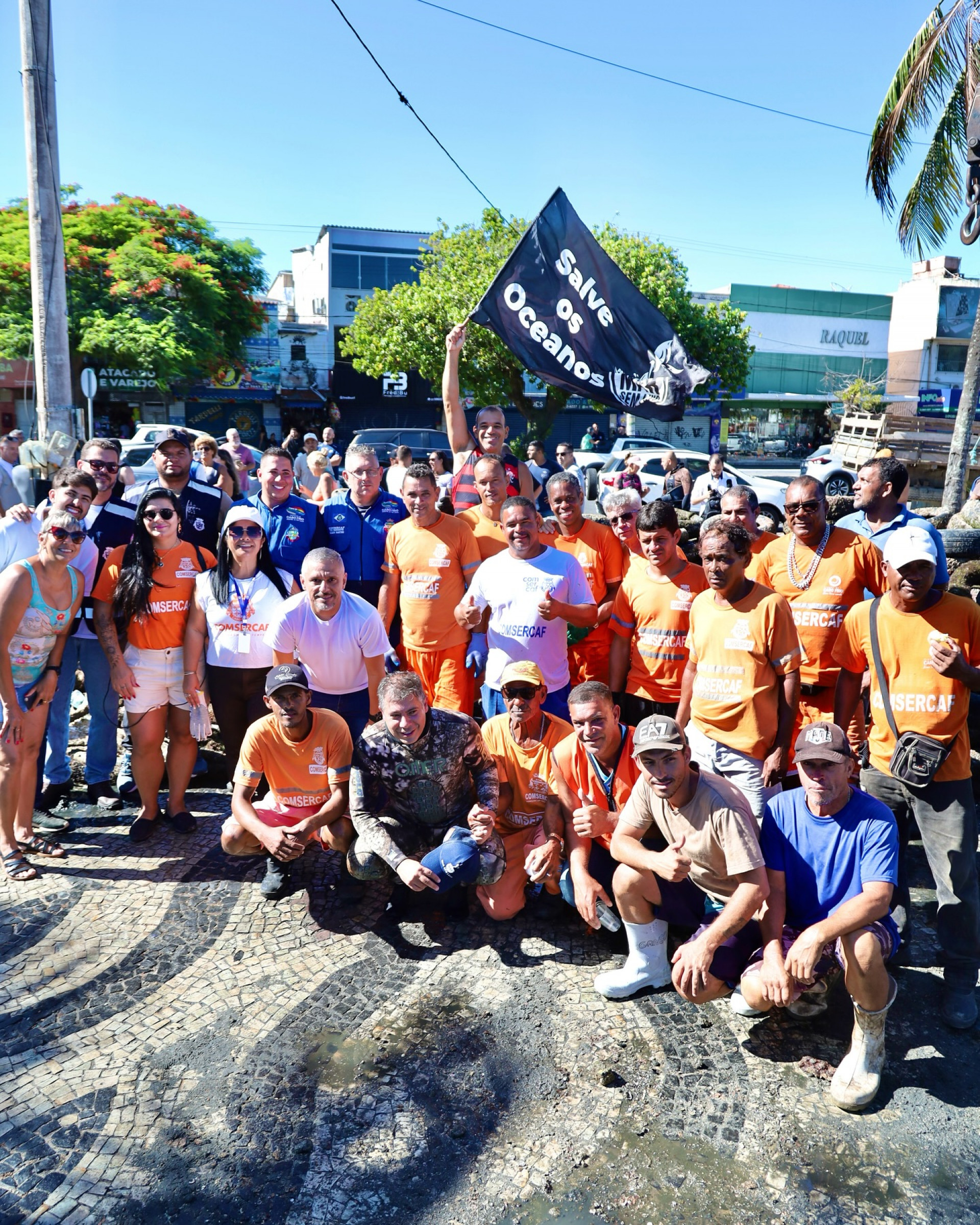 A mobilização foi realizada em parceria com a ONG Mar sem Lixo e contou com o apoio de mergulhadores, secretários municipais, equipes da Comsercaf, equipes de canoa havaiana, Corpo de Bombeiros, Marinha do Brasil e Guarda Marítima - ASCOM