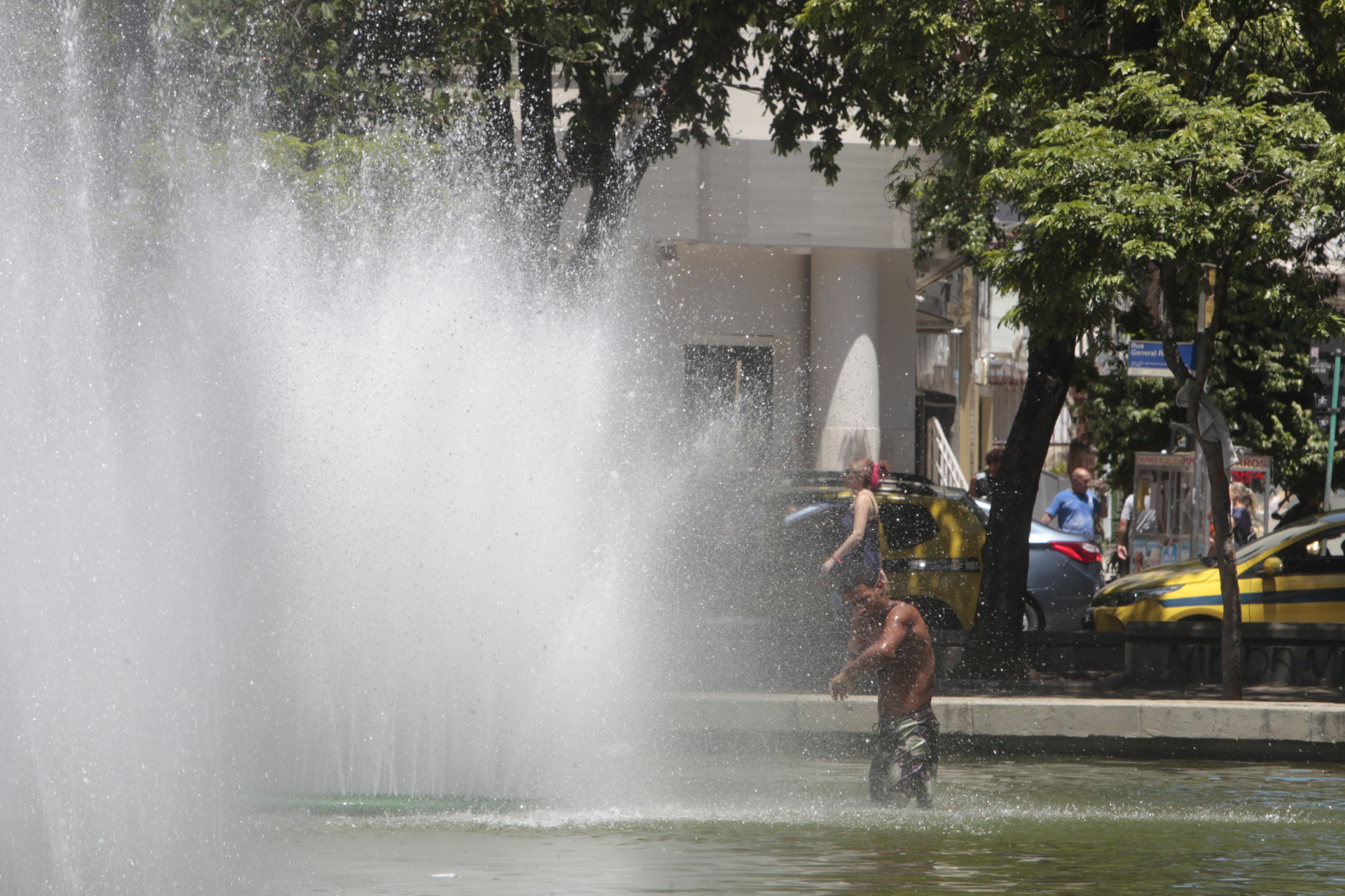 Movimentação na Praça Sans Pena, nesta segunda-feira (24). - Reginaldo Pimenta/Agência O Dia
