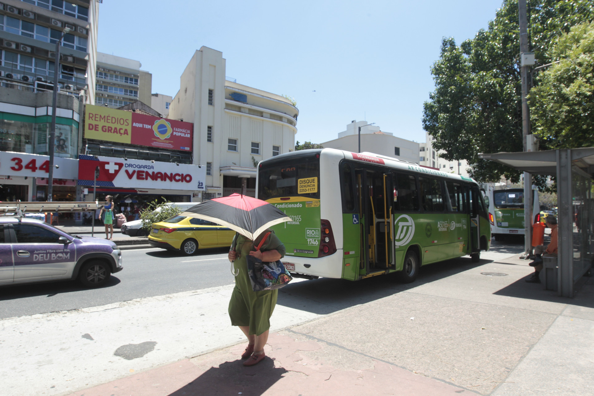 Movimentação na Praça Sans Pena, nesta segunda-feira (24). - Reginaldo Pimenta/Agência O Dia