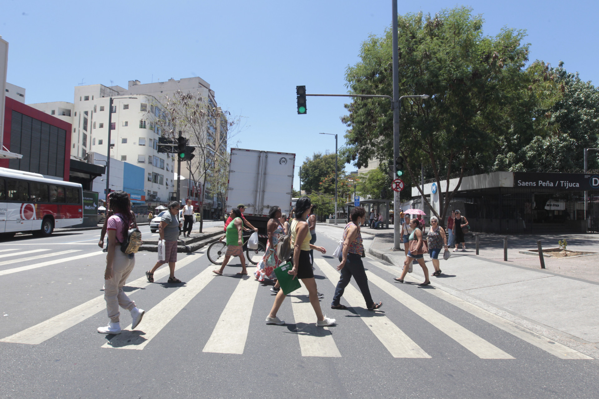 Movimentação na Praça Saenz Peña, na Tijuca, nesta segunda-feira (24) - Reginaldo Pimenta/Agência O Dia