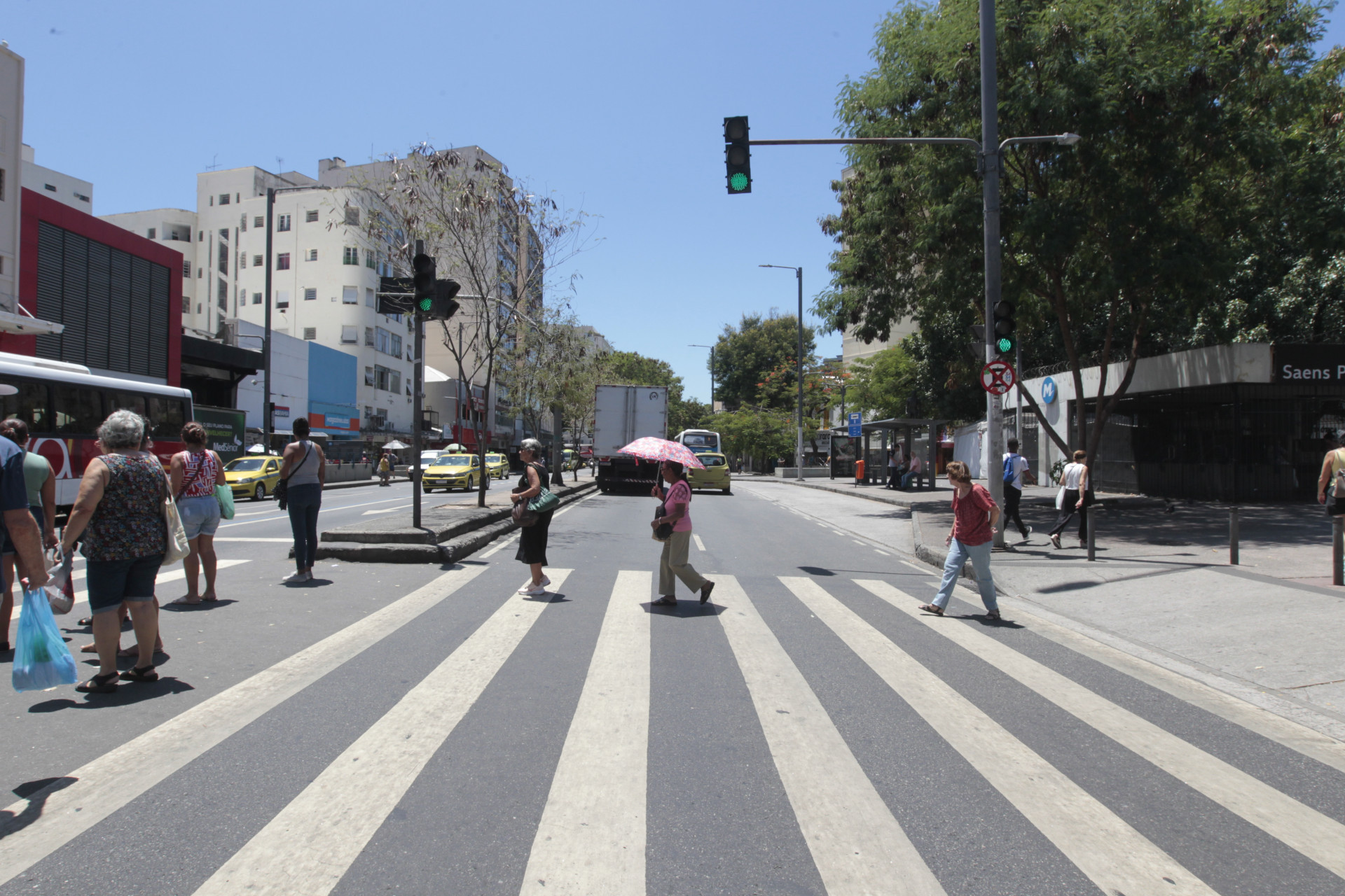 Movimentação na Praça Sans Pena, nesta segunda-feira (24) - Reginaldo Pimenta / Agencia O Dia