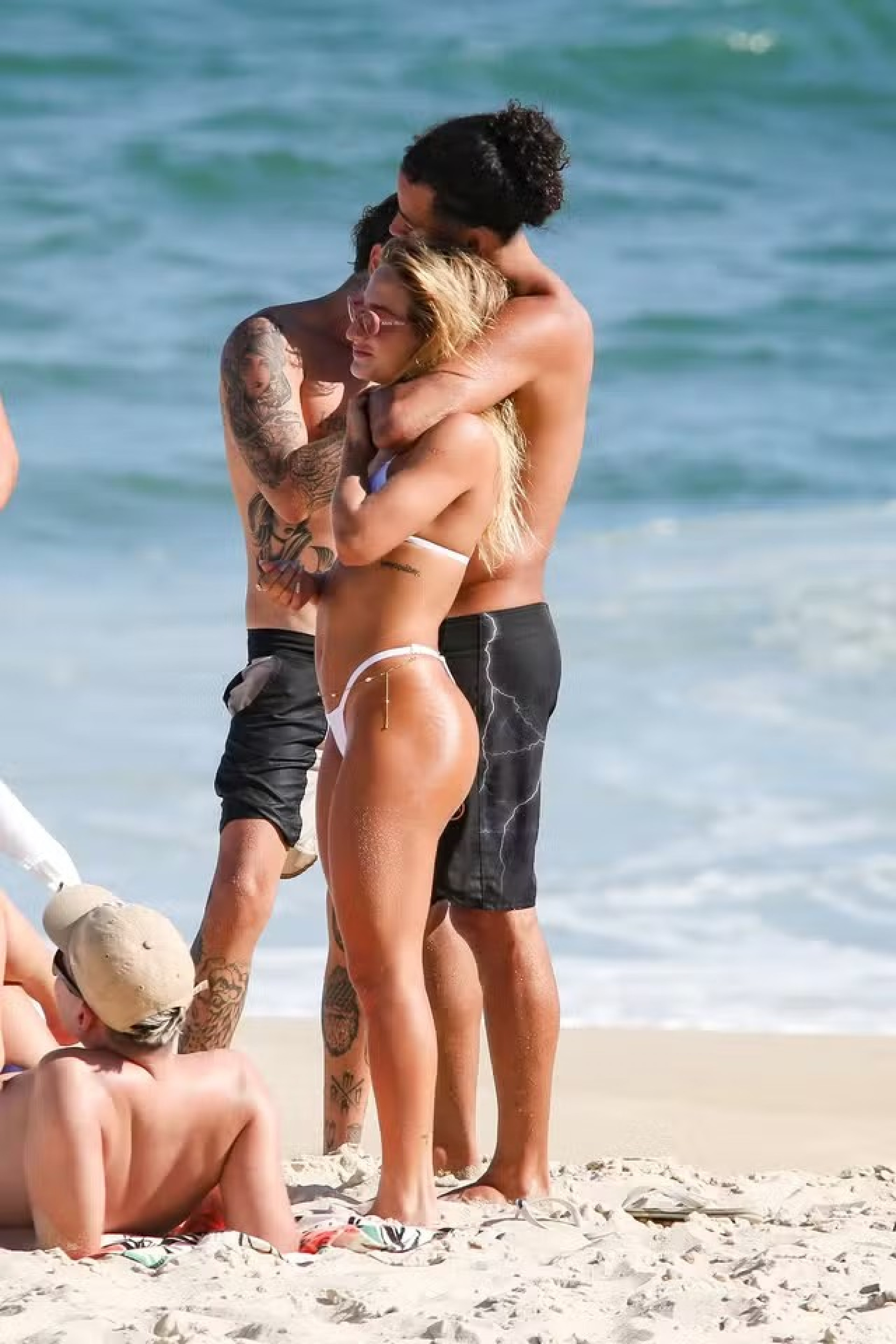 Bruna Griphao e L7 curtem praia abraçadinhos - Dilson Silva/AgNews