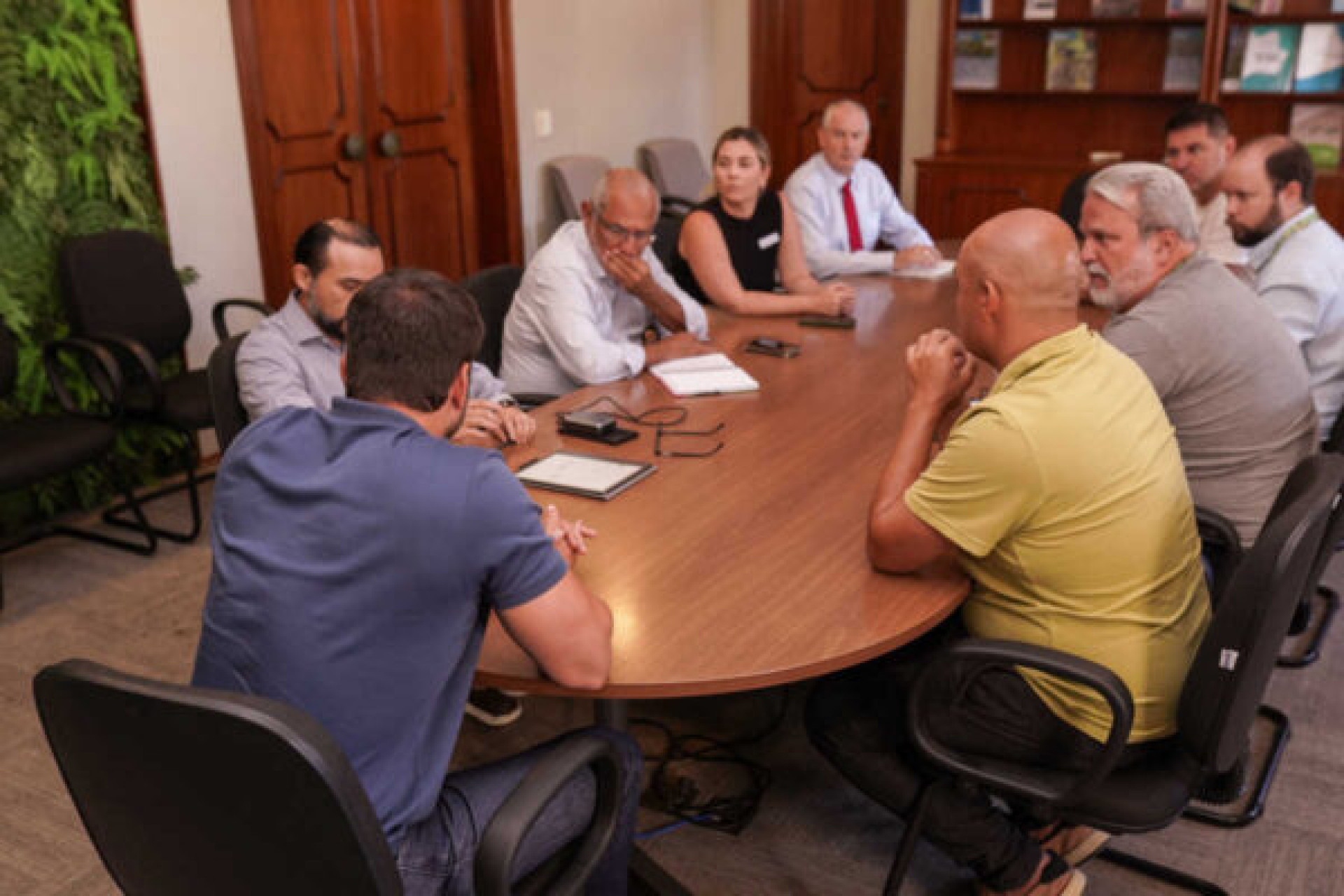 O encontro contou com a participação do integrante do Gabinete de Ações Pró-Lagoa e chefe de gabinete, Fernando Frauches; o presidente da Prolagos, Sinval Andrade, acompanhado da diretora-executiva, Aline Póvoas; além dos coordenadores da Secretaria Estadual de Ambiente e Sustentabilidade e o assessor Theo Schunck - Divulgação/Governo do Estado
