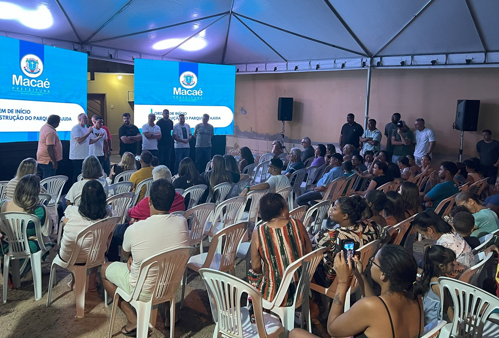 Moradores da Ajuda de Cima celebram in&iacute;cio das obras do novo parque, que contar&aacute; com &aacute;rea esportiva e espa&ccedil;o de lazer - Foto: Divulga&ccedil;&atilde;o