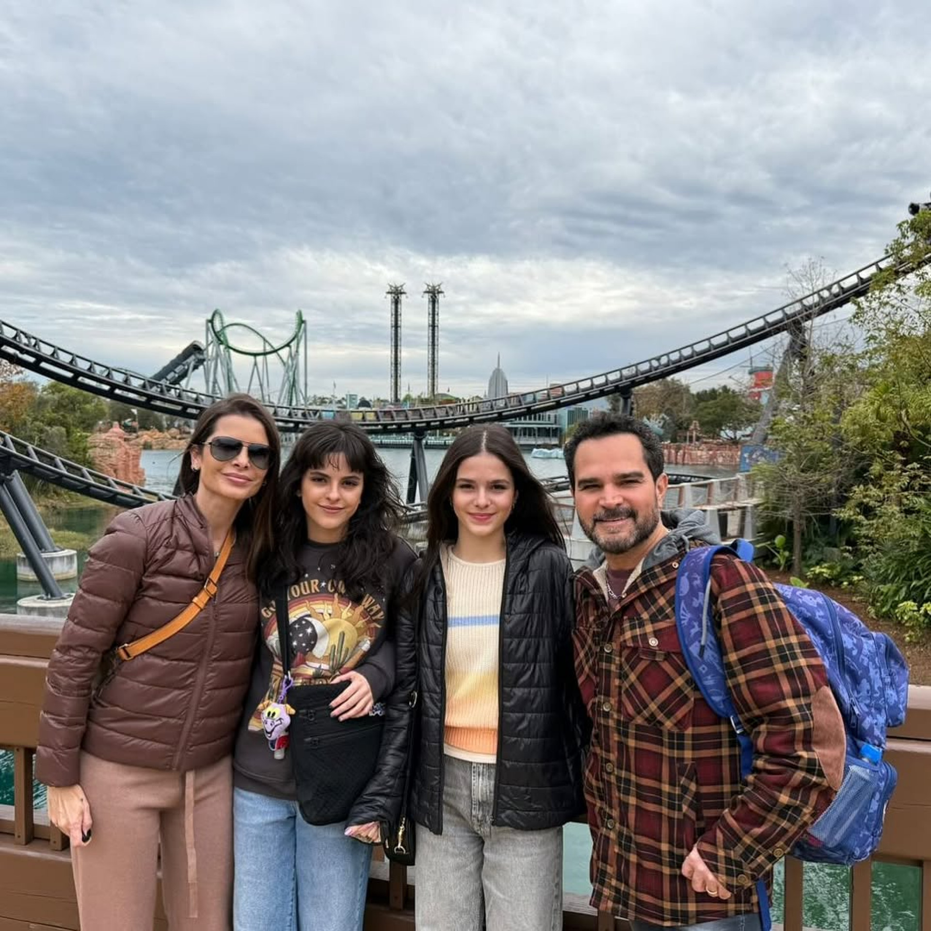 Luciano Camargo com sua esposa e filhas