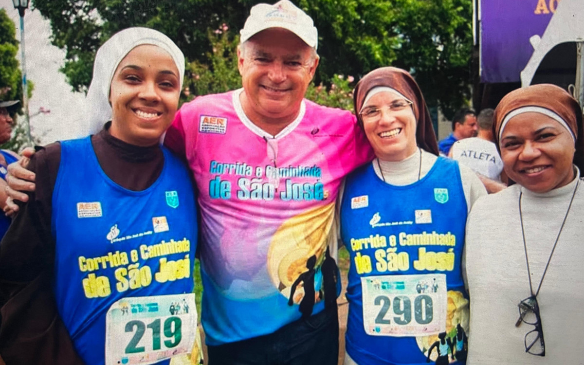 Professor Godoy, ladeado pelas freiras atletas