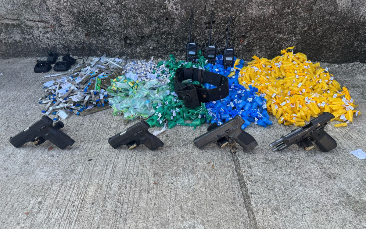 A ocorrência policial com todo o material apreendido foi registrada na 54ª DP