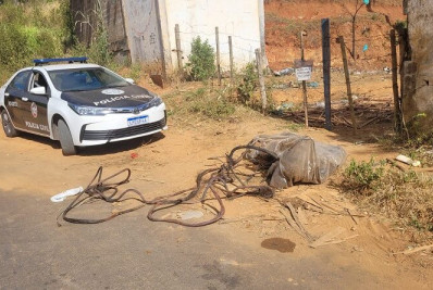 Ladrões roubam e queimam fios de cobre