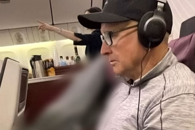 Mulher morre durante voo e tem corpo colocado em assento ao lado de passageiros