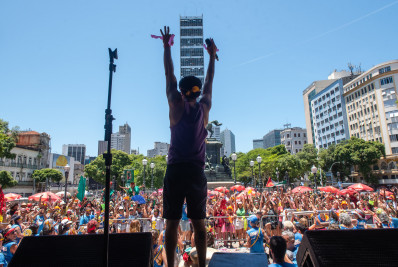 Bloco Exagerado celebra dez anos apresentando novas canções de Cazuza em ritmo de carnaval