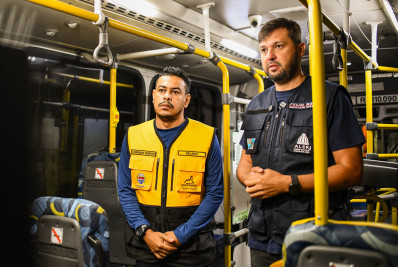 Deputado Júlio Rocha fiscaliza empresa de ônibus em Guapimirim
