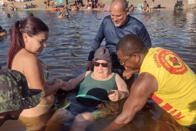 Segurança garante a deficientes acesso facilitado ao banho em mar e lagoa