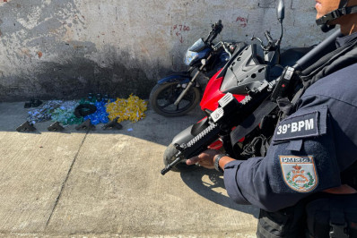 PM prende 7 suspeitos e apreende menor com pistolas, drogas e carros e motos roubados em Belford Roxo