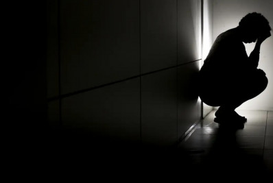 Homem é indiciado por manter mulher em cárcere privado e obrigá-la a dormir em cama de concreto