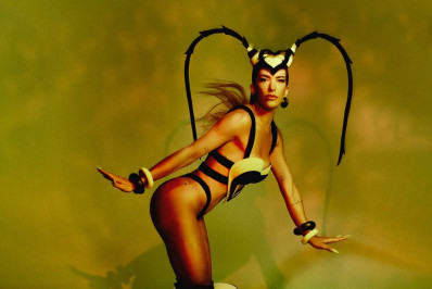 Lore Improta faz homenagem ao cantor Luiz Caldas em fantasia de Carnaval