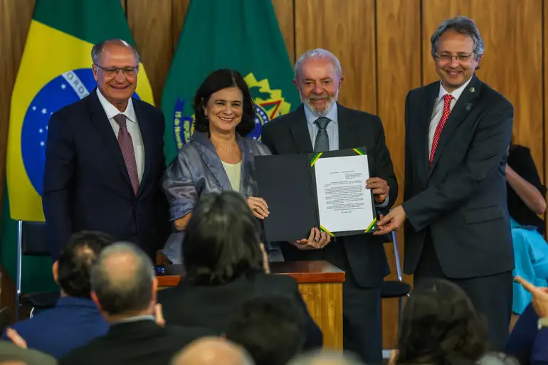 Governo anuncia vacina 100% nacional contra a dengue no SUS em 2026