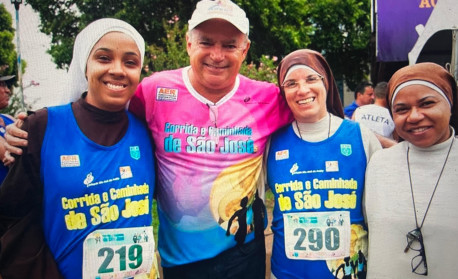 Professor Godoy, ladeado pelas freiras atletas - Comuniqque