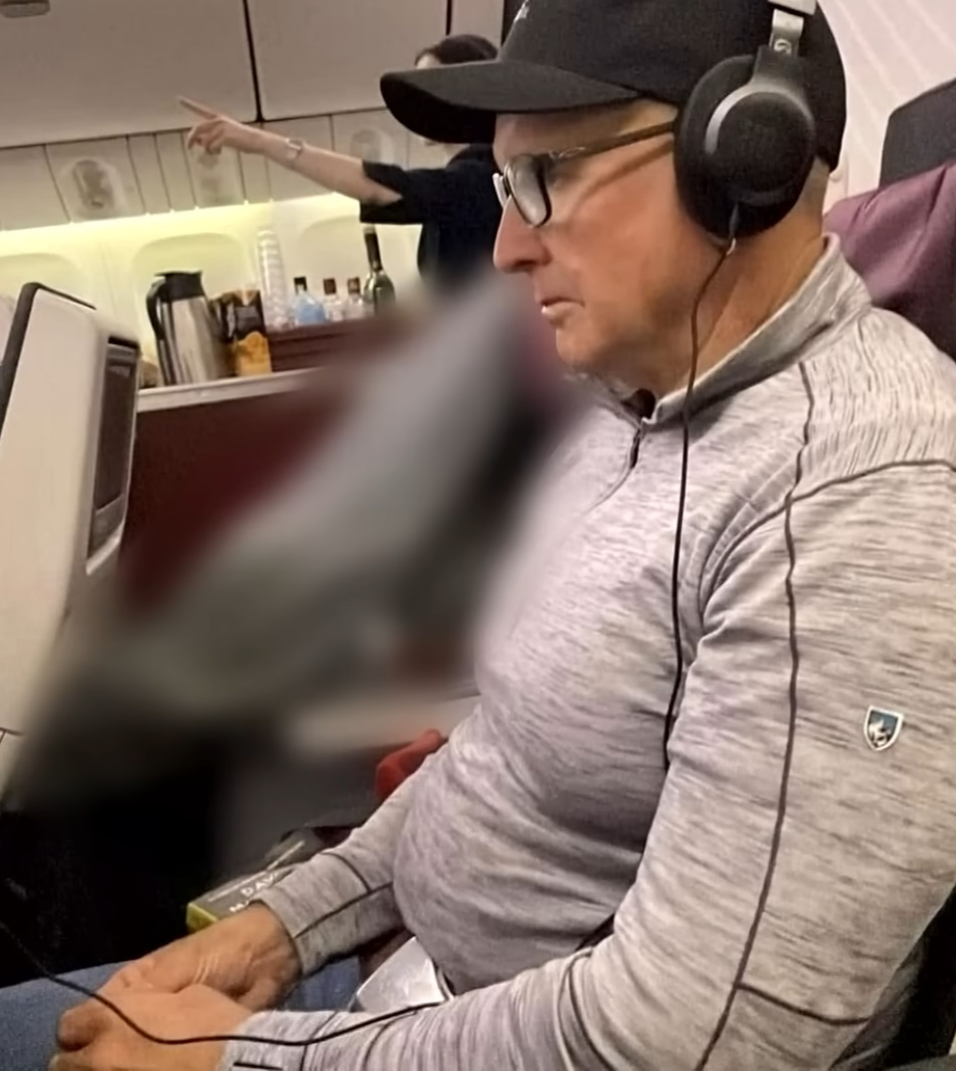 Mitchell Ring, ao lado do corpo da mulher que morreu durante o voo - Reprodução / A Current Affair