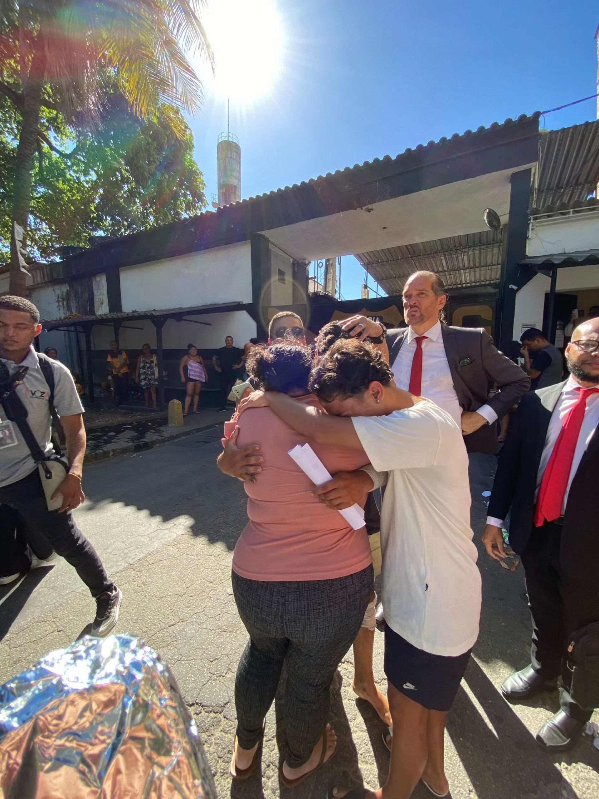 Motorista de aplicativo Thiago Marques Gonçalves é recebido pela família na saída do presídio - Divulgação/ CDDHC