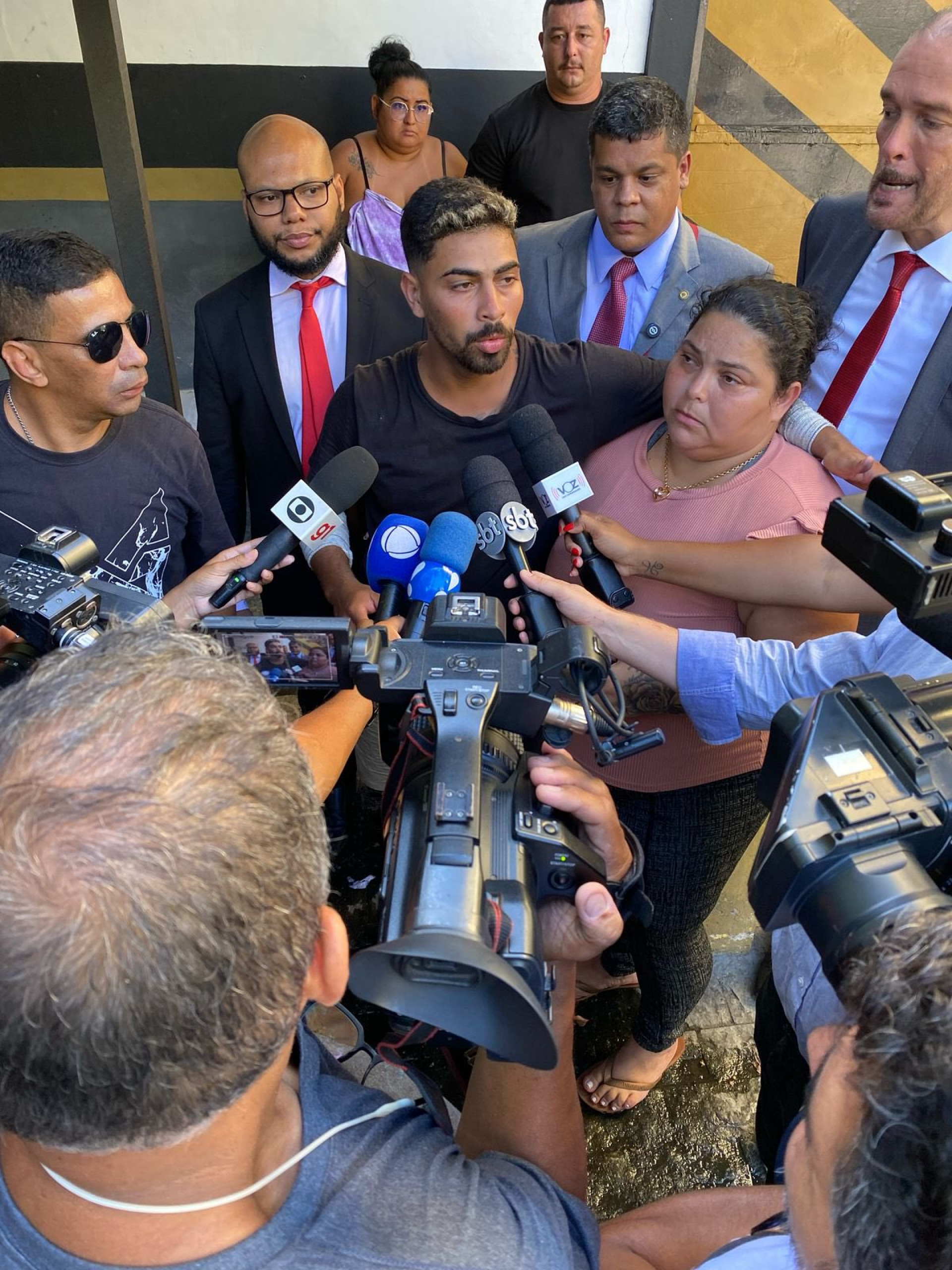 Motorista de aplicativo Thiago Marques Gonçalves é recebido pela família na saída do presídio