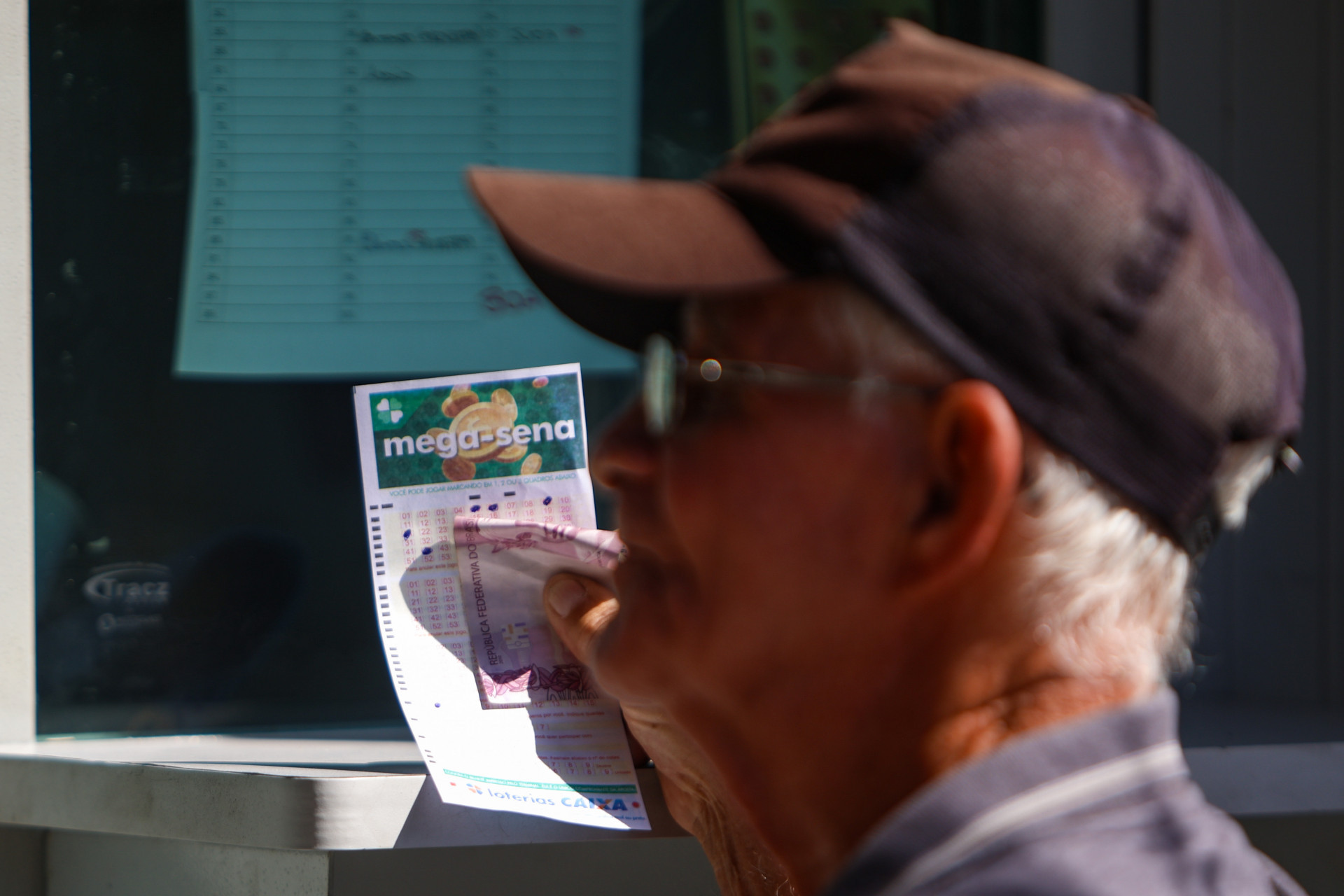 Mega-Sena acumula e prêmio principal vai para R$ 17 milhões