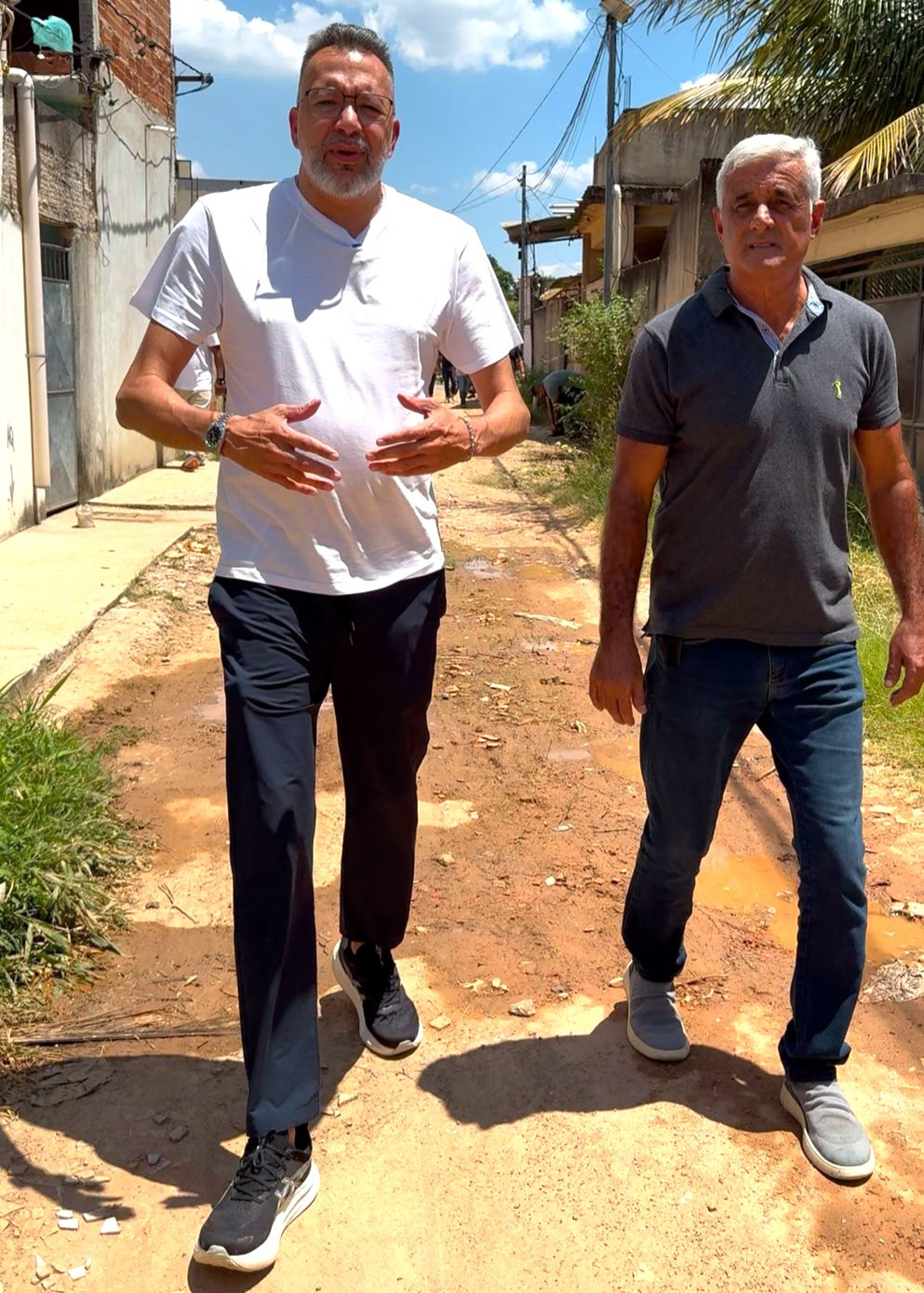 O prefeito Marcio Canella e o secretário Fabinho de Heliópolis percorreram as ruas do Mutirão da Palmeirinha