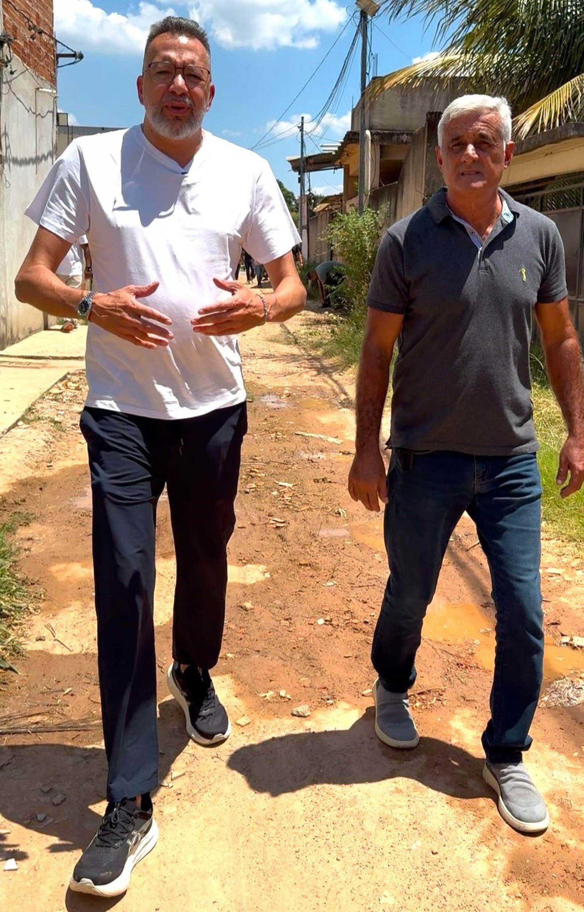 O prefeito Marcio Canella e o secretário Fabinho de Heliópolis percorreram as ruas do Mutirão da Palmeirinha