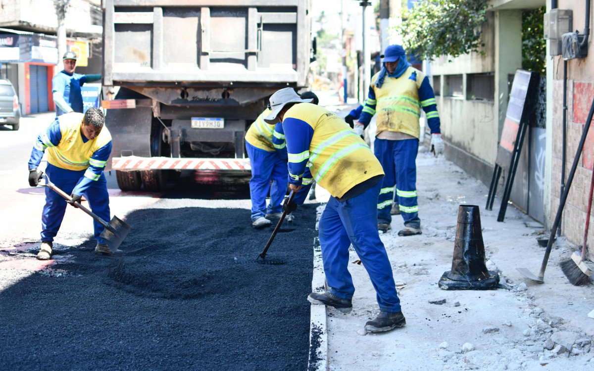 O trabalho de revitalização inclui construção de calçadas, recapeamento e limpeza de bueiros