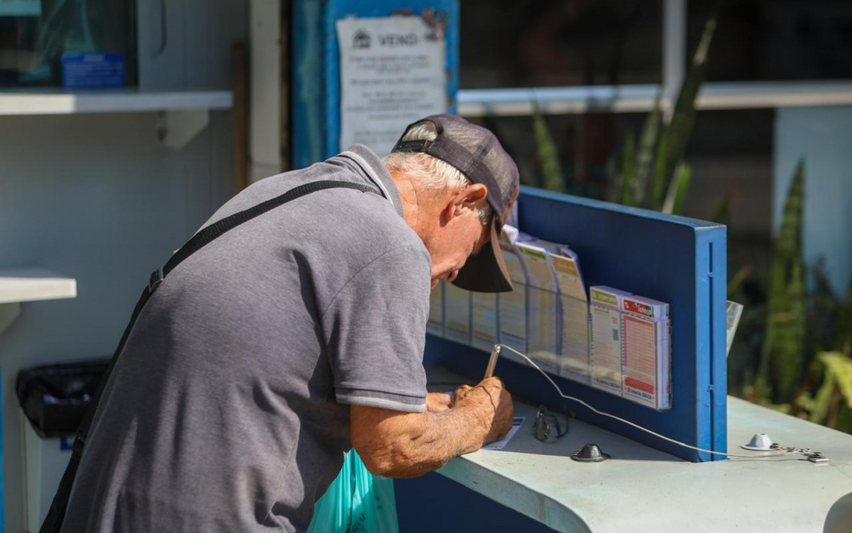 Clientes formam fila em lotérica de Rocha Miranda onde saiu prêmiop de R$ 131 milhões da Mega