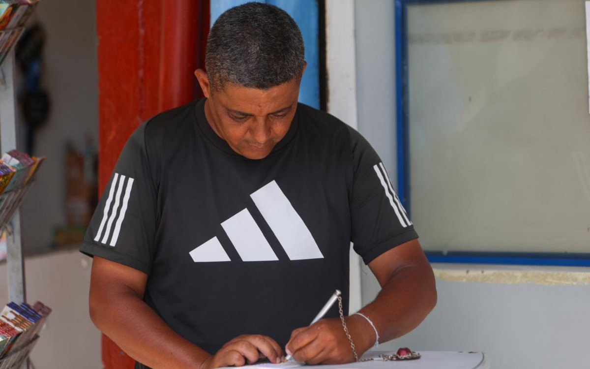 O cliente Sérgio Pereira, de 43 anos, testa a sorte um dia após prêmio sair em lotérica